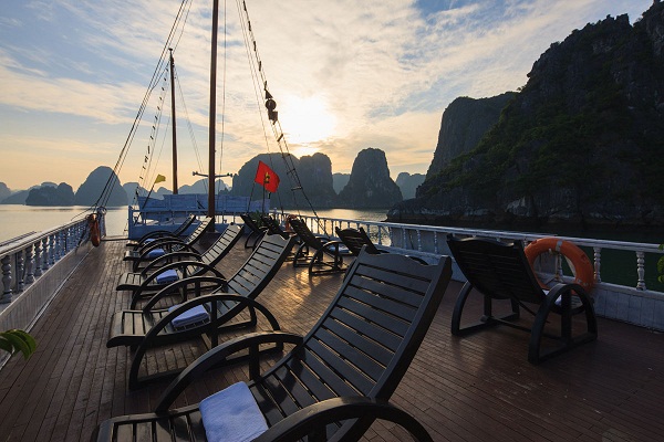 thuê tàu thăm vịnh Hạ Long 2
